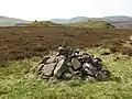 Moderner Cairn am höchsten Punkt von Cairn Hill