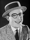 Harold Lloyd: Als Yōzos Cousinen meinen, dieser sehe mit einer Brille aus wie der beliebte US-amerikanische Komiker, besucht er im Anschluss jeden Film von Lloyd, um dessen Expressionen zu studieren (S. 50).