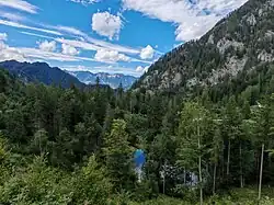 Bereich 3, Nordwestrand: Unten der Hartlsee, rechts ansteigend der Säusenstein, der den Schuttstrom nach Nordwesten (im Bild: links hinten) lenkte.