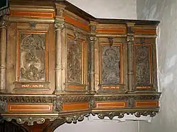 Reliefs auf der Kanzelbrüstung