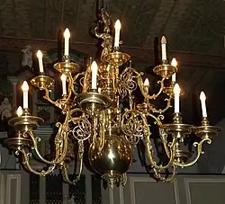 Zweistöckiger Kronleuchter mit Figur (17. Jh.)