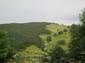 Blick aus der Schutzhütte oberhalb der Kirche St.&nbsp;Johannes der Täufer südsüdostwärts zum Hasenhorn