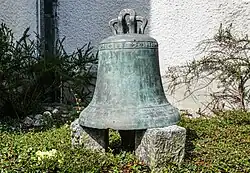 Glocke von 1402 vor der Kirche