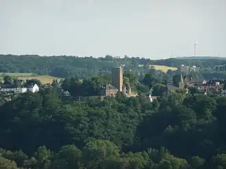 Blick von Stiepel nach Süden zur Burg Blankenstein; der Winterberg mit Windkraftanlage rechts am Horizont (rund 10&nbsp;km entfernt)