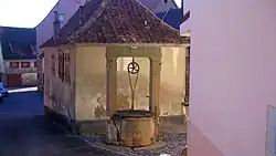 Alter Ziehbrunnen an der rue du Bourgrain