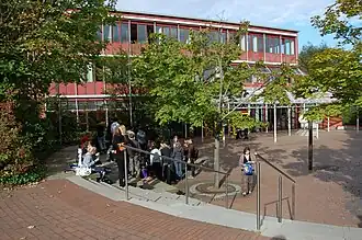 Haupteingang zum Gymnasium Nieder-Olm