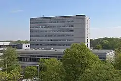 Hauptgebäude des Fachbereichs für Mathematik und Informatik mit Hörsaalgebäude im Vordergrund