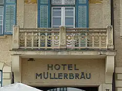 Beschriftung an Hofeinfahrt