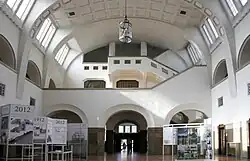 die gewaltige Halle mit Eisenbetonbindern und ein offenes Treppenhaus