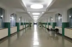 ein langer Gang mit massiven Eisenbetonträgern auf schweren Stützen