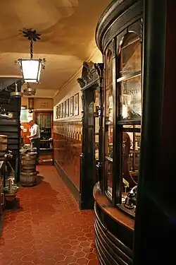 Schankraum im Hausflur mit Thekenschaaf und Durchgang zur Gaststube