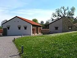 Westansicht der rekonstruierten Teile von Haus I