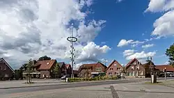 Dorfplatz mit Gänsebrunnen und Maibaum