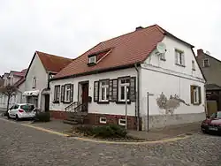 Das Wohnhaus mit dem ehemaligen Stallgebäude