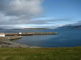 Am Eyjafjörður, Insel Hrísey im Mittelgrund, Látraströnd mit dem Fuß des Kaldbakur re. im Hintergrund