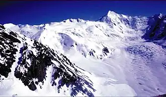 Östlicher Quellgletscher des Hayes-Gletscher mit Lage des Hayes-Vulkans in der Bildmitte