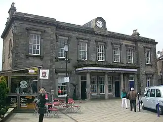 Empfangsgebäude des Bahnhofs