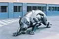 Die Panther-Statue vor dem Stadion. Der Panther ist das Symbol und Spitzname des Vereins