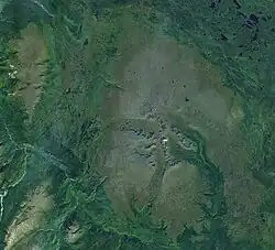 Landschaft einer bewachsenen Hochebene mit Flüssen und Bergen