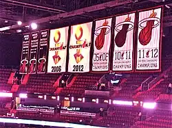 Meisterschafts-Banner der Miami Heat unter der Hallendecke (2012)