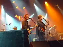 Pave Maijanen, E-Gitarre spielend, bei einem Auftritt 2007 in Jyväskylä, mit Bruder Hector mit akustischer Gitarre