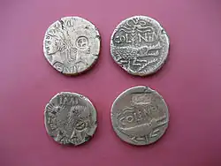 Münzen (Nemausus-Asse), geprägt in Nîmes zwischen 16 und 8 v.&nbsp;Chr., gefunden im „Lager&nbsp;I“