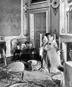 Die Herzogin von Arenberg im Grünen Salon, 1906