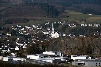 Blick auf Heggen mit Kirche