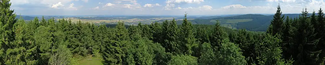 Blick vom Aussichtsturm von Nordosten über Osten nach Süden über Hallenberg und seine Ortsteile hinweg unter anderem bis zum Kellerwald und zur Sackpfeife. Der ehemals völlig freie Rundumblick vom Aussichtsturm auf dem Heidekopf wird zunehmend durch den heranwachsenden Baumbestand eingeschränkt.