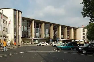 Ostfassade der Schalterhalle am Willy-Brandt-Platz
