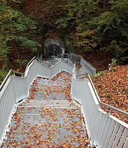 Zugang Leonberger Straße, 2024 ist eine Fluchttreppe zur Straße gebaut