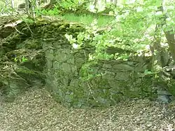 Mauerwerk am Halsgraben, der Vor- und Hauptburg trennte