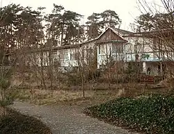 Verwucherte Ausflugsgaststätte am Seeufer, 2020