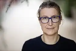 Portrait von Heike Baranowsky vor hellem Hintergrund