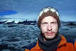 Heiko Gärtner vor einem vereisten Meer aus Island