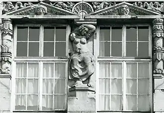 Halbsäule mit Dekor