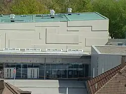 Einige Fassadenteile lassen noch die ursprüngliche Fassadengestaltung von Alfred Bühler erkennen