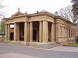 Die klassizistische Leichenhalle des Hauptfriedhofs in Heilbronn