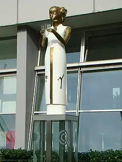 Frau, sich die Maske abnehmend von Joachim Schmettau