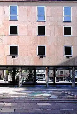 Über drei Stufen gelangt man durch die offene Halle vom Marktplatz in den Schmuckhof, der einen Mosaikfußboden von Blasius Spreng hat. Die Obergeschosse erhielten eine Verkleidung aus Schillkalk aus Tengen.