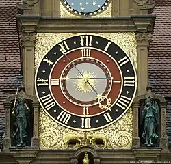 12-Stunden-Uhr und Engels-Figuren