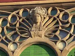 Frauenbüste Sigilgaita am Frontgiebel der Villa Schliz