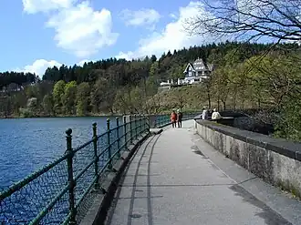 Die Staumauer mit Blick auf die ehemalige Gaststätte