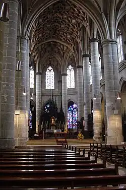 Binnenchor und Umgang gleich hoch, anschließende Kapellen unter den Obergaden