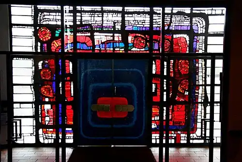 Heilig Geist in Hattingen, Innenansicht in Dallglas betongefasst und Portal in Stahlemail