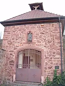 Heiligenhäuschen von Süden, mit neuzeitlichem Friedhofszugang