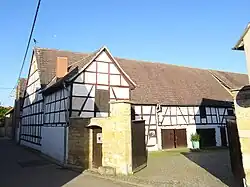 Ansicht aus Heiligenkreuz mit denkmalgeschütztem Gehöft in der Untergasse aus braunweißem Fachwerk