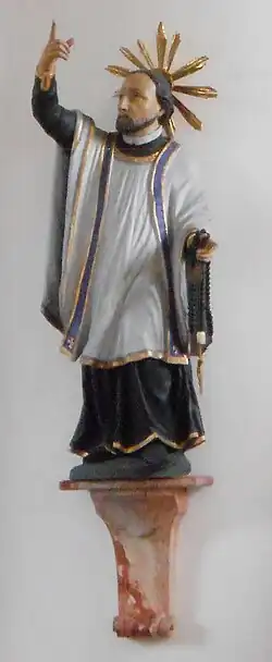 Statue eines Heiligen, möglicherweise Ignatius von Loyola, zwischen Nordarm und Chor. Der Rosenkranz könnte demnach nachträglich beigefügt worden sein.
