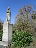 Statue des Heiligen Wolfgang mit Bischofsstab und Kirchenmodell in Hausen (Oberfranken)