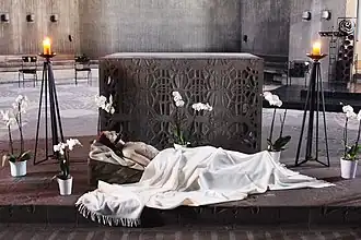 Darstellung des Leichnams Christi nach der Karfreitagsliturgie im Mariendom Neviges.